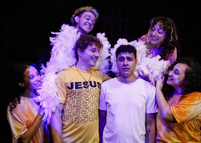 A comédia musicada Skyland traz ao Teatro de Arena, nos dias 22 e 23 de outubro, de forma leve e divertida, reflexões sobre a morte, o sentido da vida