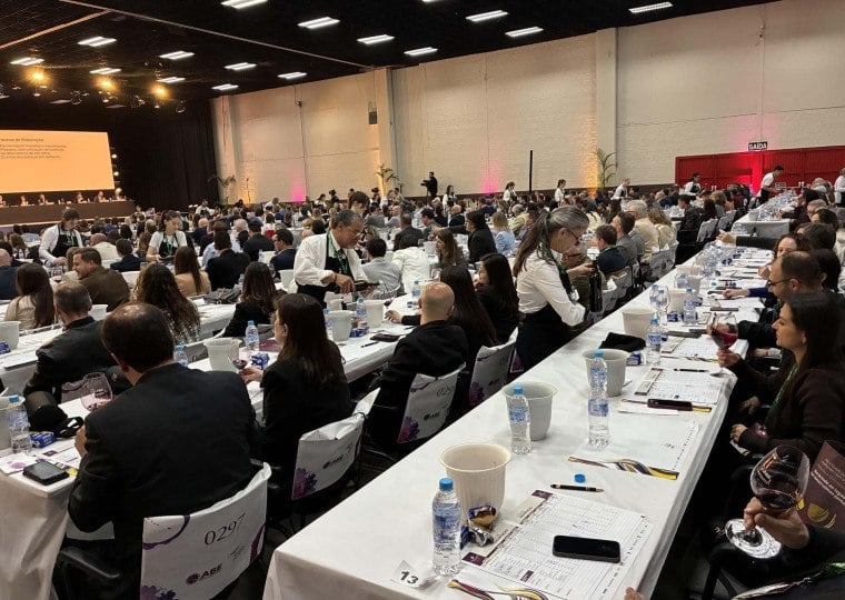 Público de 800 pessoas participou da degustação das amostras na Avaliação Nacional de Vinhos - Safra 2026, realizada em Bento Gonçalves