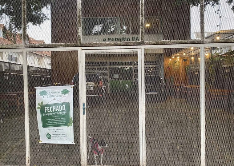 Placa em frente à padaria mostra três intenções do negócio