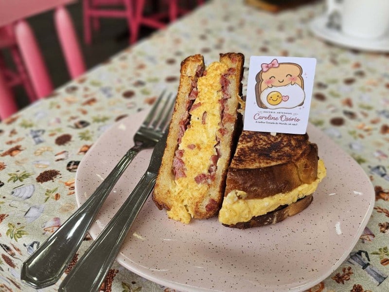 Al&eacute;m dos doces, a propriet&aacute;ria desenvolveu um menu de salgados<br />Foto: NATHAN LEMOS/JC