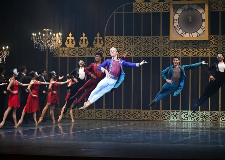 A montagem reúne cerca de 50 bailarinos da Escola do Teatro Bolshoi no Brasil em releitura do conto de fadas de Perrault.