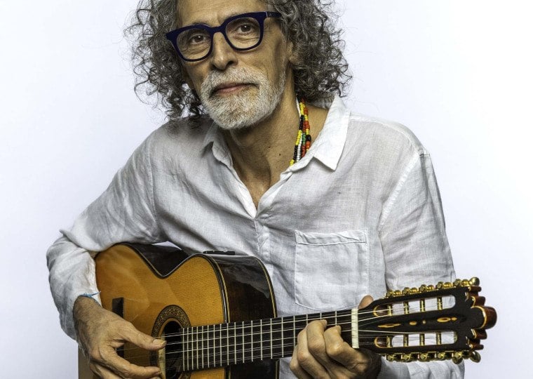 Cau Karam explora os múltiplos timbres da viola brasileira de dez cordas no álbum Viola Fora das Modas.