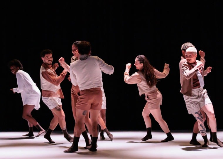Os bailarinos da Cia Municipal de Dança dão leitura contemporânea às canções de Lupicínio Rodrigues.