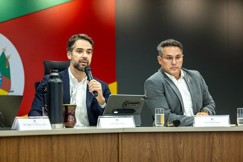 O governador Eduardo Leite falou sobre a licença da CMPC após reunião de transição com o governador eleito Luciano Zucco (PL) no Centro Administrativo Fernando Ferrari em Porto Alegre