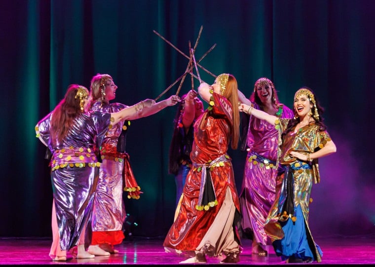 Diferentes estilos de dança dialogam com referências contemporâneas e tradicionais no espetáculo inspirado em Sahrazad.