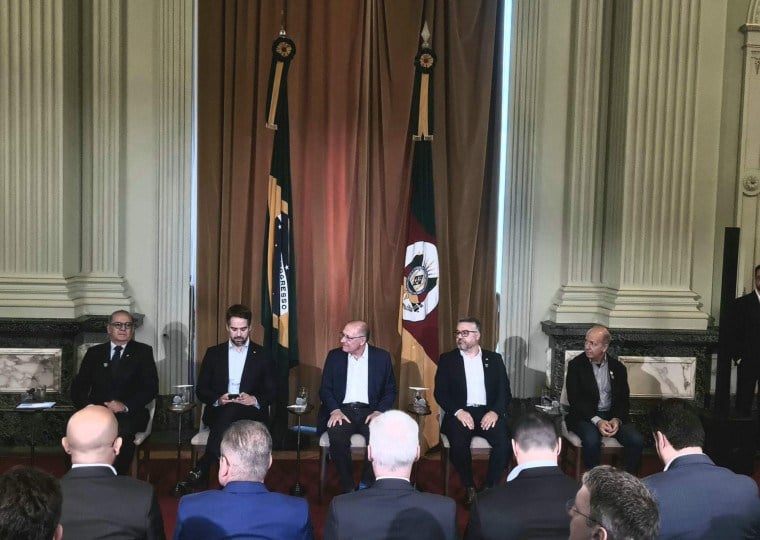Cerimônia no Palácio Piratini contou com as presenças do vice-presidente da República, Geraldo Alckmin, e do governador Eduardo Leite