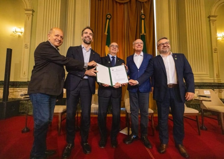 Cerimônia no Palácio Piratini contou com as presenças do vice-presidente da República, Geraldo Alckmin, e do governador Eduardo Leite