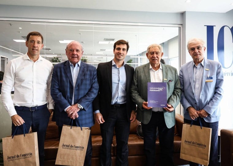 Claudio Teitelbaum, Julio Mottin, Claudio Bier e Ricardo Portella foram recebeidos por Giovanni Jarros Tumelero (c) no Jornal do Com&eacute;rcio