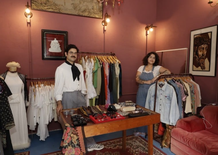 Natan e Thália estão à frente da operação com curadoria de moda vintage e objetos de época