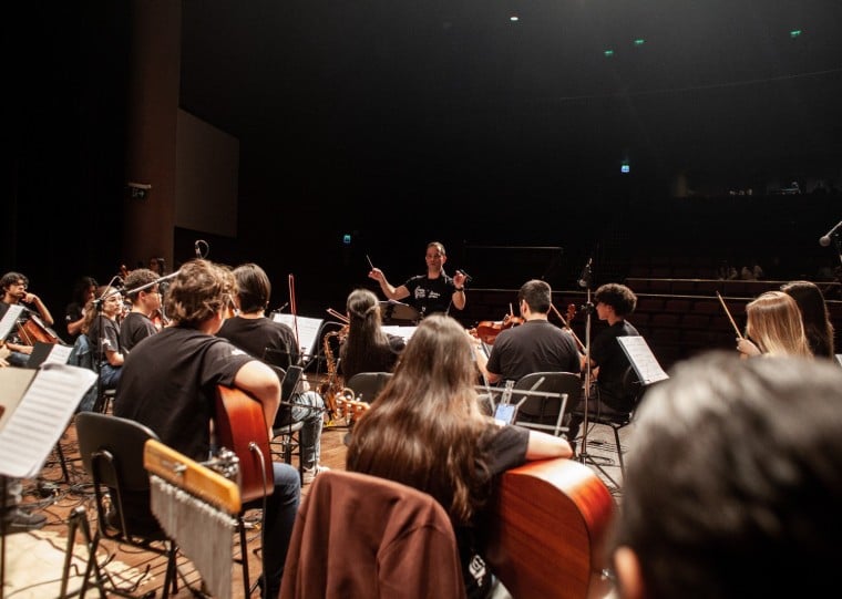 A orquestra é dedicada a jovens em situação de vulnerabilidade social