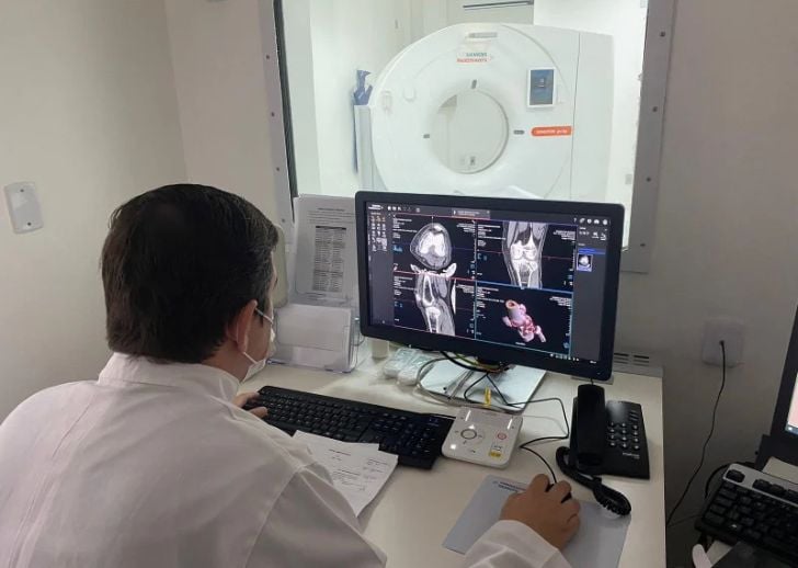 Associação defende que o Estado envie recursos para reduzir as filas de especialistas, exames e cirurgias 