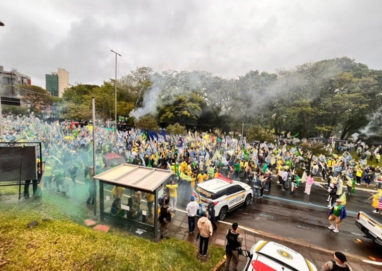 Público enfrentou o tempo chuvoso e marcou presença no ato de Flávio Bolsonaro no Parcão