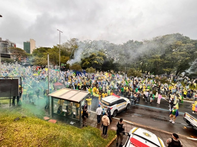 Em meio à chuva, ato reúne apoiadores de Flávio Bolsonaro no Parcão