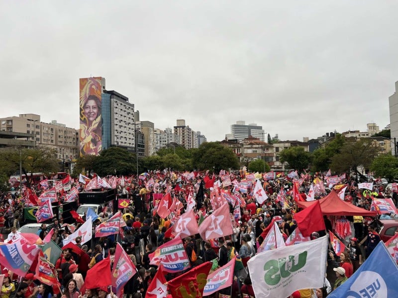 Apoiadores de Lula fazem caminhada na véspera do segundo turno em Porto Alegre