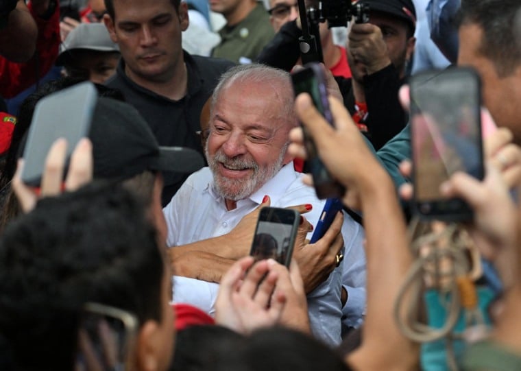 Lula ampliará o período de poder do Partido dos Trabalhadores (PT) no Brasil pós-redemocratização