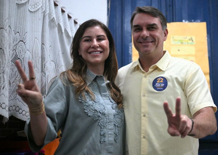 Candidato do PL votou por volta das 8h20 acompanhado da esposa, Fernanda Bolsonaro