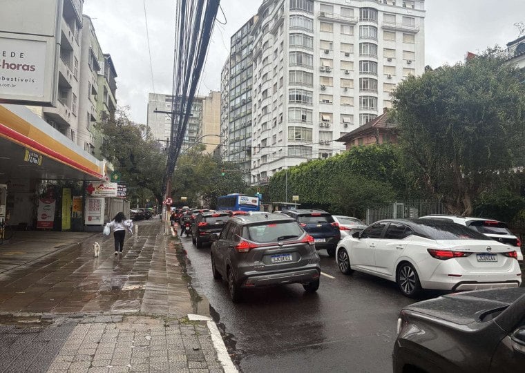 Trânsito próximo ao Colégio Bom Conselho, no bairro Moinhos de Vento, é intenso