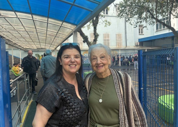 Corina Junqueira (d), 95 anos, voltou a votar mais de 15 anos depois