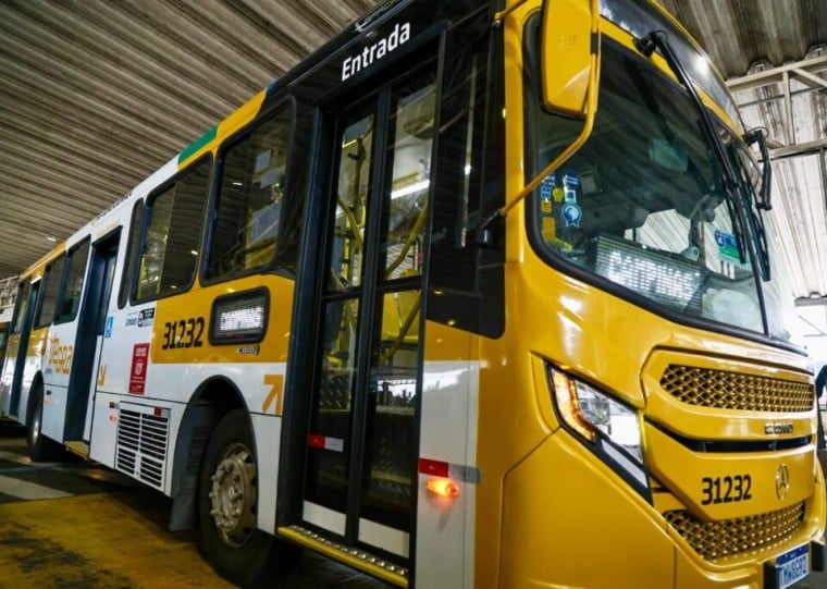 Parte da frota de ônibus de Salvador esteve parada neste domingo de eleições