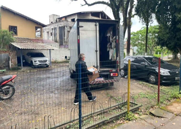 Por volta das 17h30min, todas as urnas do Colégio Estadual Professor Otávio de Souza já haviam sido retiradas pela Justiça Eleitoral