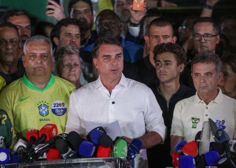 PF está fazendo um rastreamento nos pontos de fronteira do Brasil para verificar se Flávio Bolsonaro saiu do país