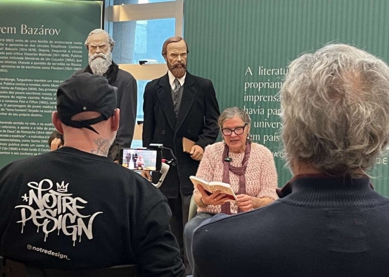 As leituras em voz alta acontecem em meio às esculturas de Tolstói, Dostoiévski e Tchekhov na exposição Russkaya Dusha.