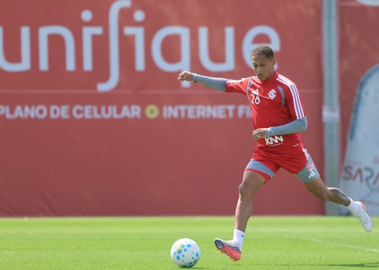 Vitinho não atuou devido à suspensão e retorna ao time titular