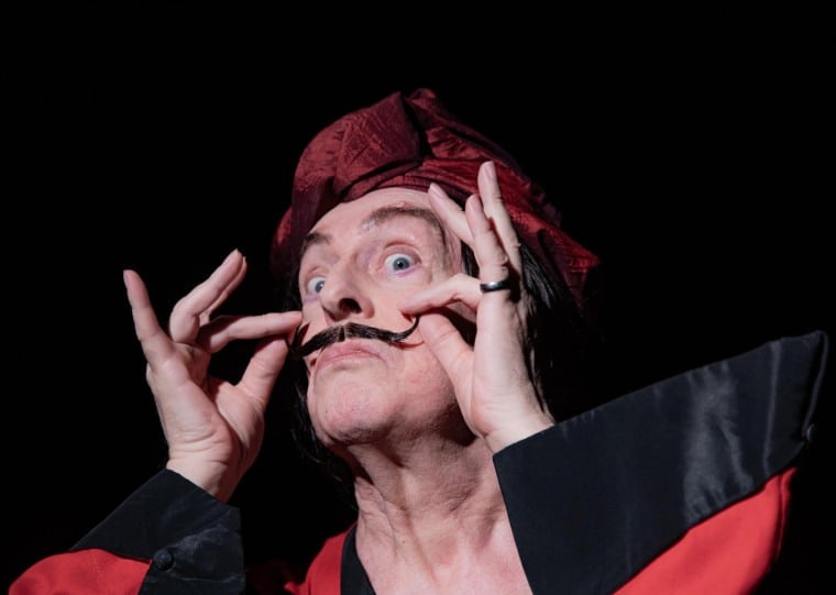 Roberto Cordovani interpreta Salvador Dalí em espetáculo que reúne projeções de obras e trilha com composições de Lorca.