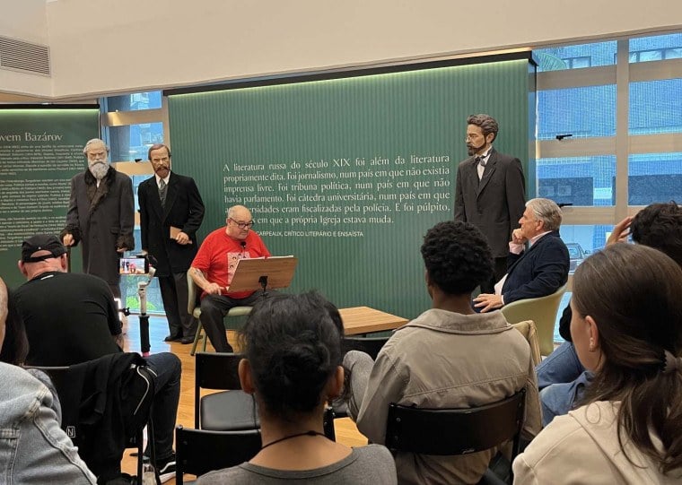 O ator Zé Adão Barbosa e o curador Gilberto Schwartsmann durante leitura em voz alta na exposição Russkaya Dusha.