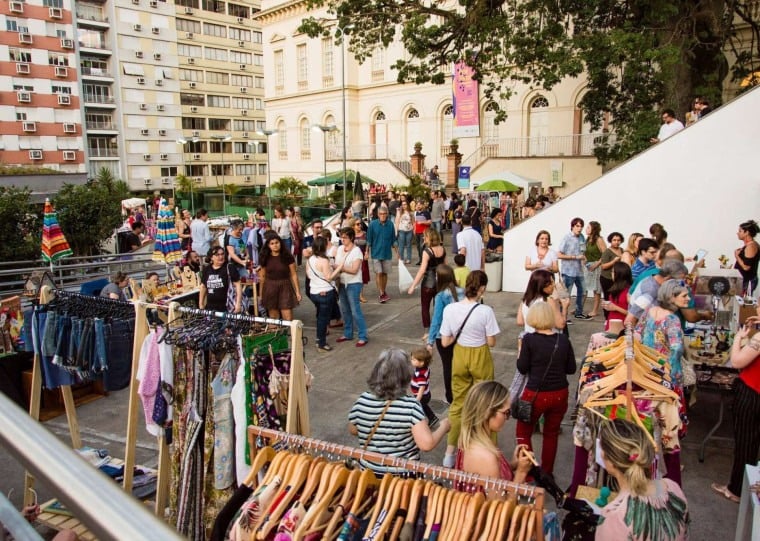 A feira reúne marcas autorais de moda, design, bem-estar e gastronomia na praça do Multipalco Eva Sopher.