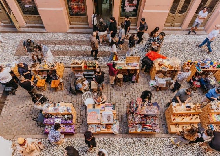 A feira reúne editoras, artistas e coletivos com livros, zines, gravuras e outros impressos autorais.