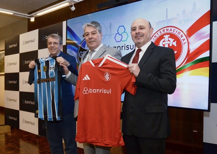 Fernando Lemos (c), com o presidente do Grêmio, Odorico Roman, e o vice-presidente de marketing do Inter, Nelson Pires, disse que pretende assistir os jogos da dupla