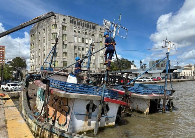Barcos abadonados estão na hidroviária da cidade há anos, segundo os órgãos