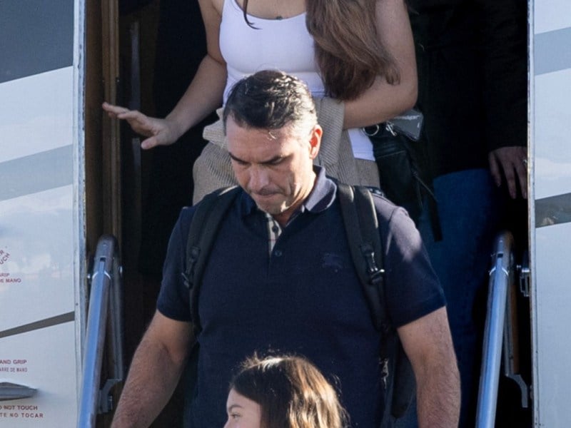 Flávio Bolsonaro se autodeclara presidente eleito do Brasil em comunicado após chegada aos EUA