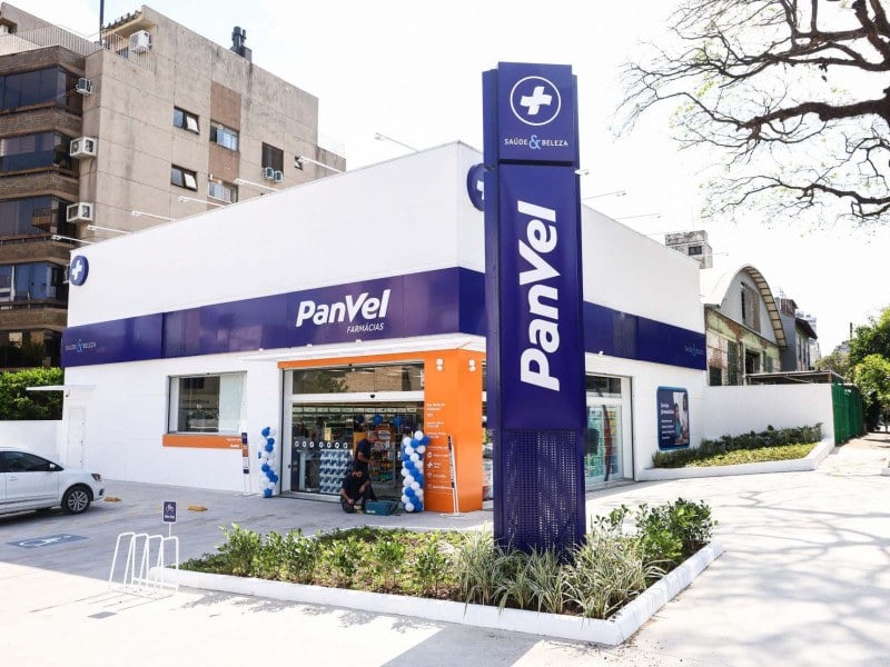 São João e Panvel abrem farmácias no mesmo dia em esquinas de Porto Alegre