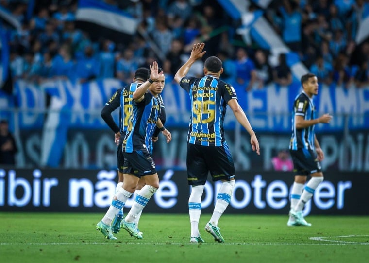 Gols de bola parada garantem vitória do Grêmio em casa