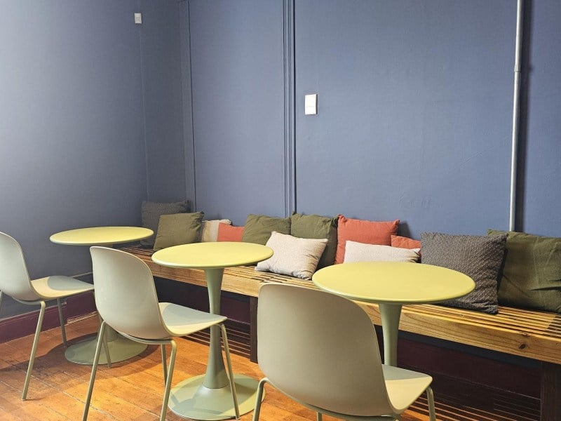 O segundo piso tamb&eacute;m conta com mesas e sala de reuni&atilde;o para encontros liter&aacute;rios<br />Foto: Manuela Cassano/Especial/JC