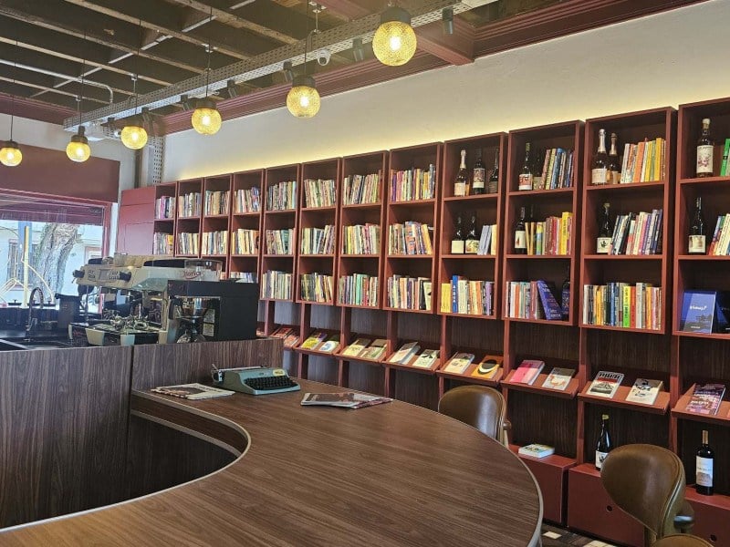Al&eacute;m da livraria, a Patul&ecirc; prop&otilde;e ofertar o espa&ccedil;o para momentos de trabalho e encontros liter&aacute;rios<br />Foto: Manuela Cassano/Especial/JC