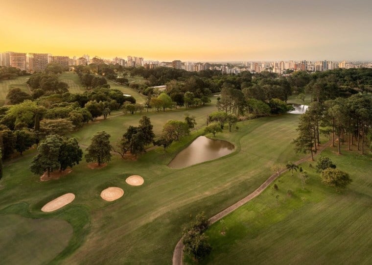 Vista do hotel The Almer para o Jockey Club.