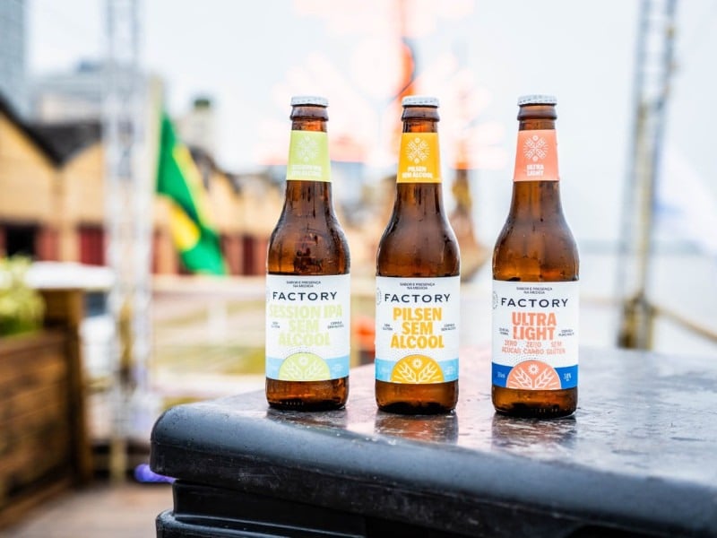 Nova linha &eacute; formada inicialmente por tr&ecirc;s produtos, todos sem gl&uacute;ten. Factory Pilsen Sem &Aacute;lcool, Factory Session IPA Sem &Aacute;lcool e Factory Ultra Light<br />Foto: Vini Oliveira/Cofilms/Divulga&ccedil;&atilde;o/JC