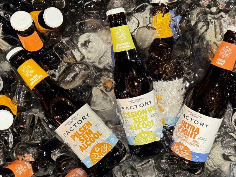 Nova linha &eacute; formada por tr&ecirc;s produtos, todos sem gl&uacute;ten. Factory Pilsen Sem &Aacute;lcool, Factory Session IPA Sem &Aacute;lcool e Factory Ultra Light<br />Foto: Vini Oliveira/Cofilms/Divulga&ccedil;&atilde;o/JC