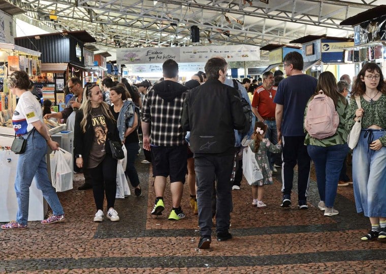 Sábado é de movimentação na 72ª Feira do Livro de Porto Alegre
