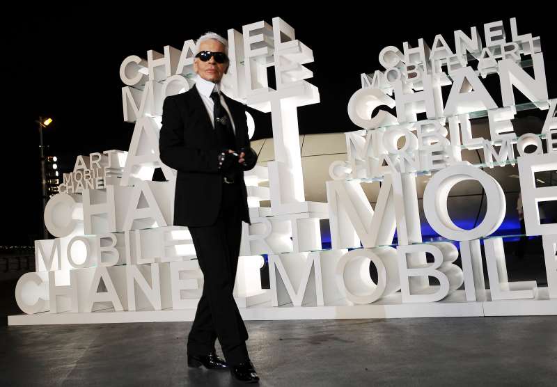 Lagerfeld, diretor artístico da Chanel e ícone da indústria global da moda, atuou por meio século
