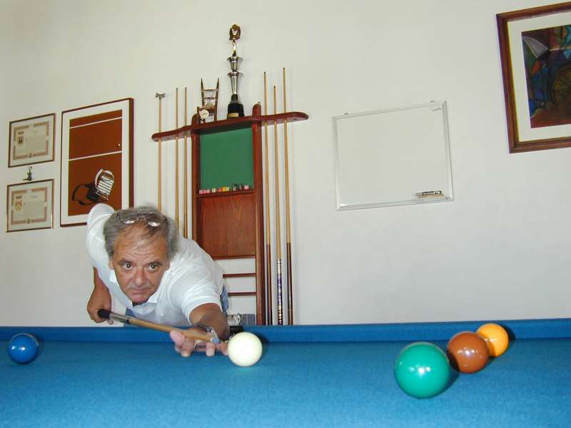 No registro de 2008, o escritor com uma de suas paixões: o jogo de sinuca, que exige concentração e tática para atingir a bola