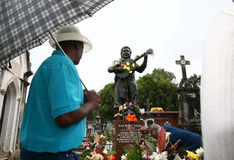 Décadas depois de sua morte, túmulo de Teixeirinha segue ponto de peregrinação em Porto Alegre