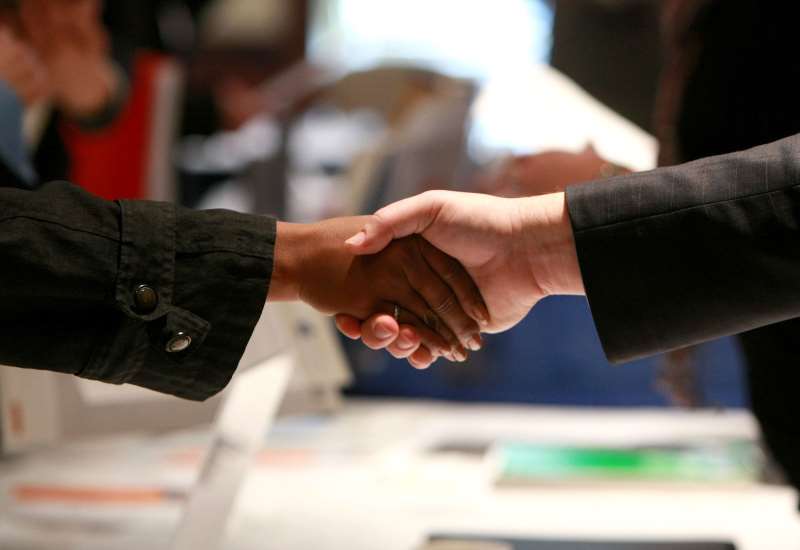 CONCORD, CA - DECEMBER 17: A JOB SEEKER SHAKES HANDS WITH A POTENTIAL EMPLOYER DURING THE "PUT YOUR TALENT TO WORK" JOB AND RESOURCE EXPO DECEMBER 17, 2008 IN CONCORD, CALIFORNIA. THE CALIFORNIA EMPLOYMENT DEVELOPMENT DEPARTMENT HOSTED THE JOB FAIR THAT WAS GEARED TOWARDS UNEMPLOYED CONTRUCTION, REAL ESTATE AND MORTGAGE WORKERS. OVER 1,200 PEOPLE ATTENDED THE EVENT THAT HAD BEEN EXPECTED TO DRAW CLOSER TO 400.   JUSTIN SULLIVAN/GETTY IMAGES/AFP Foto: JUSTIN SULLIVAN/AFP/JC