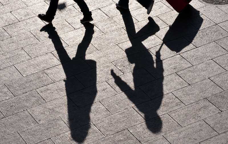 EMPRESAS & NEG�CIOS - AFP - SOMBRA - REFLEXO - CAMINHADA - RUMO - 748393-01-02.JPG