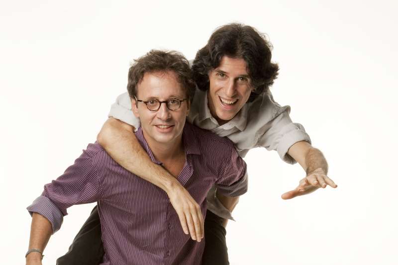 Repetindo a brincadeira de infância, com Kledir na cacunda de Kleiton