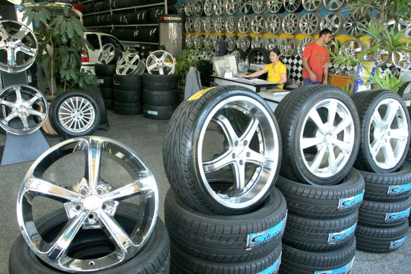 Queda na venda de carros novos manteve estável o segmento de pneus