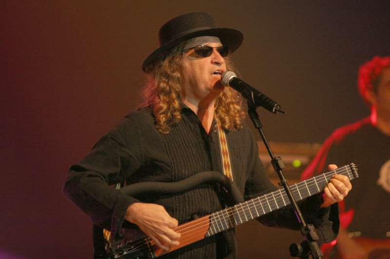 No palco, cantor percorre momentos de sua trajetória aliados a sonoridade pesada e contemporânea